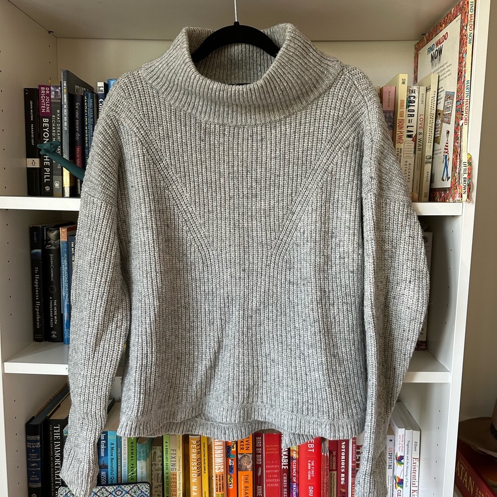 French Connection M lightly worn gray knit sweater